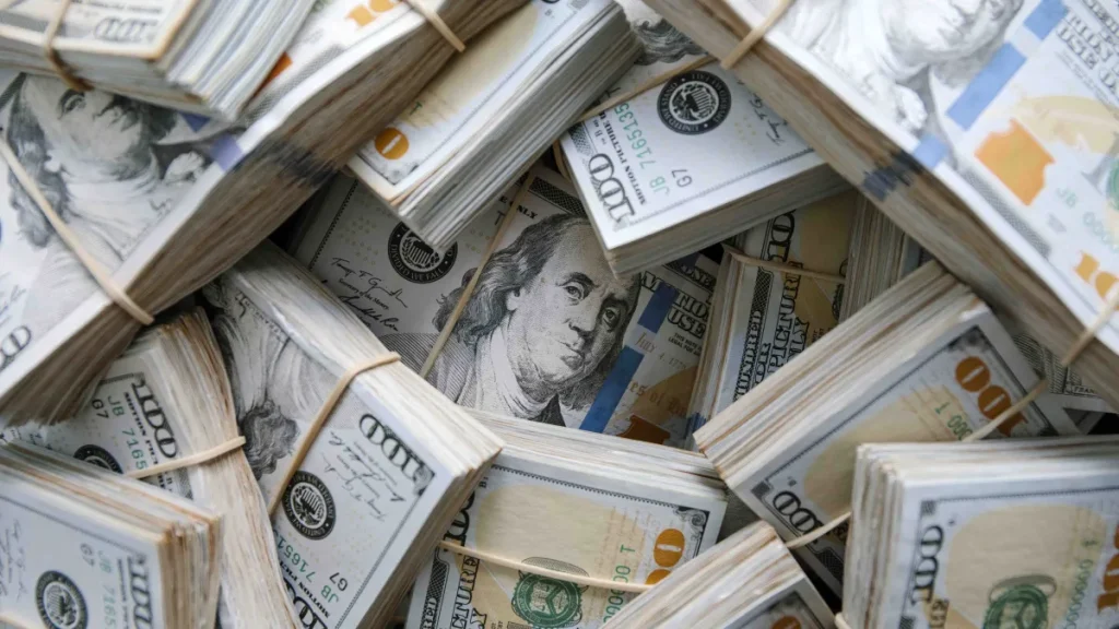 10 hábitos financieros que separan a las personas ricas de la mayoría